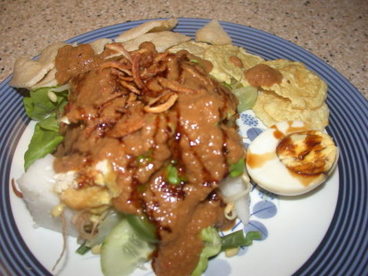 salade indonésienne à la sauce aux arachides