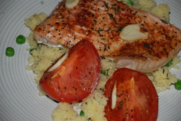 saumon grillé à l'ail et tomates