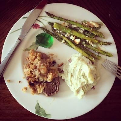 gigot d'agneau farci aux figues, amandes et olives