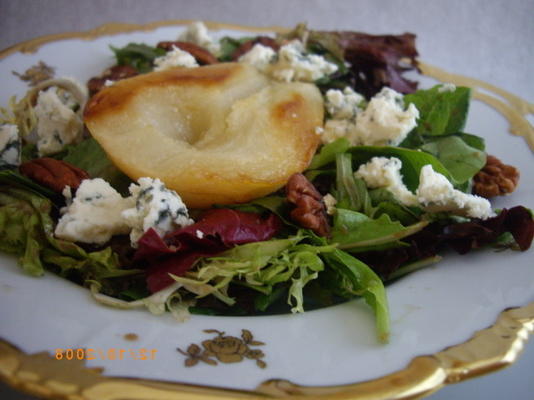 salade de miel de poire rôtie avec des légumes verts