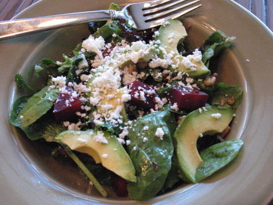 salade de betteraves, avocat et fromage de chèvre