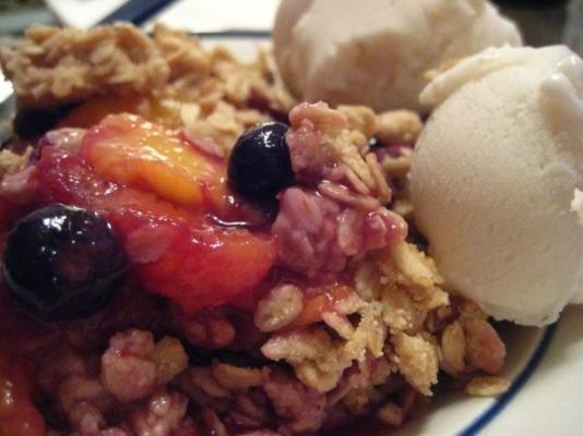 crumble de pêche aux myrtilles végétalien