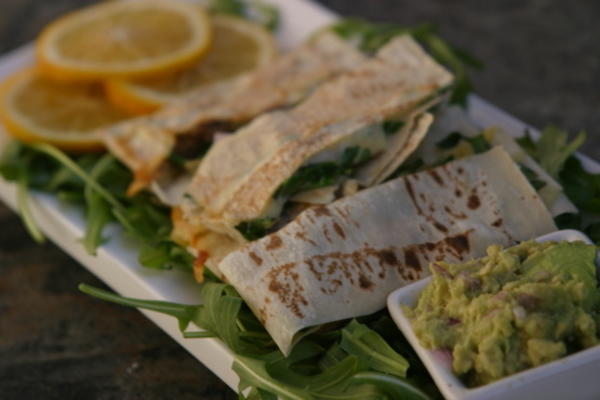 wrapadillas de bifteck et de roquette avec purée d'avocat au citron