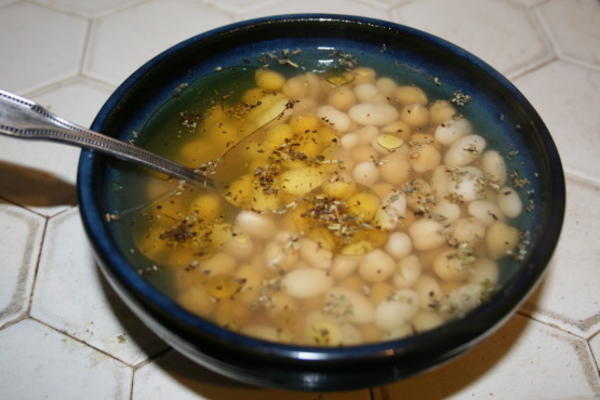 soupe aux pois chiches, aux haricots cannellinis et à la fraise