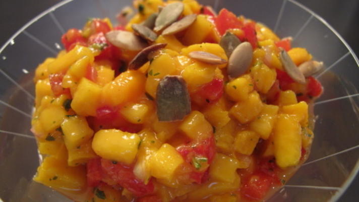 salsa à la mangue et au poivron avec pepitas grillées