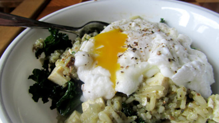 oeufs pochés et chou frisé sur riz