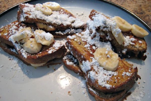 pain doré fourré au beurre d'arachide et au chocolat