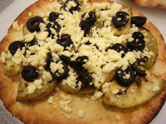 Pizza au pain plat aux aubergines et à la féta