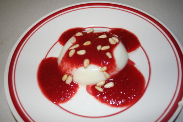 ww panna cotta à la fraise et aux pignons