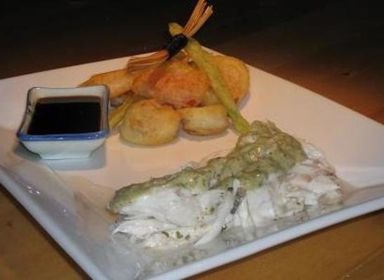 poisson entier cuit au four avec sauce tahini et légumes tempura