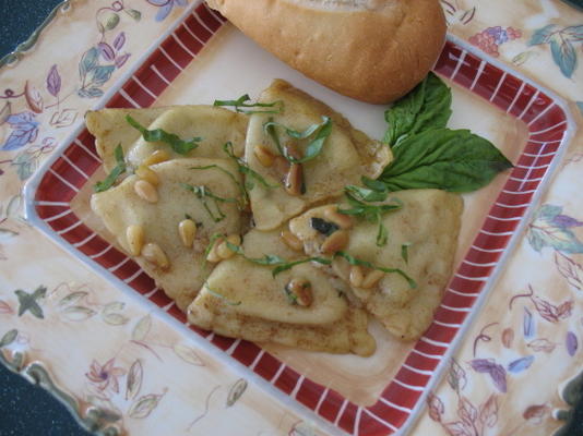 raviolis au beurre bruni, à la sauge ou au basilic et aux pignons