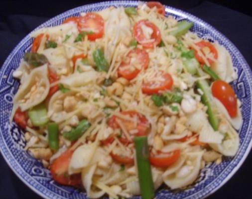 salade de pâtes, asperges et tomates marinées