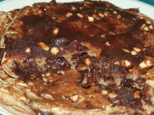 Crêpes aux pépites de chocolat de blé entier avec beurre d'arachide au chocolat