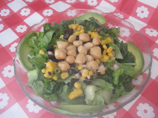 salade épicée de pétoncles aux haricots noirs et à la mangue