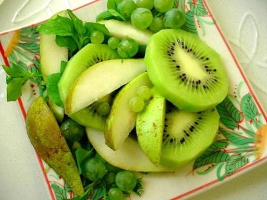 salade de fruits frais et verts avec miellat, raisins et kiwi