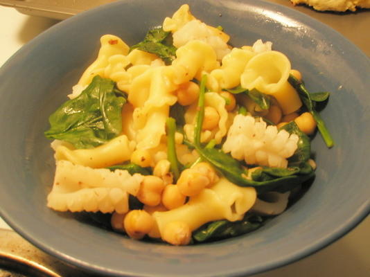 orecchiette avec calamars grillés citronnés, roquette et pois chiches