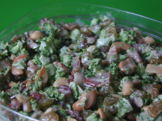salade de brocoli - sans fromage, oignons ou graines de tournesol