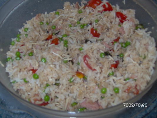 salade de riz avec tomates cerises, parmesan, petits pois et jambon