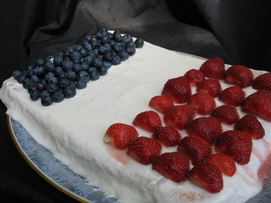 quatrième feuille de gâteau de juillet ou drapeau français avec framboises