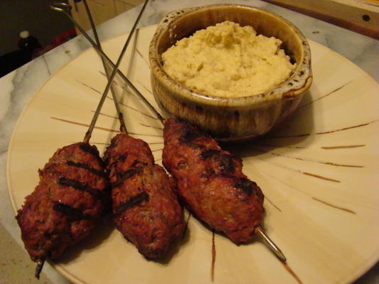 Koftas de boeuf épicé à la purée de pois chiches