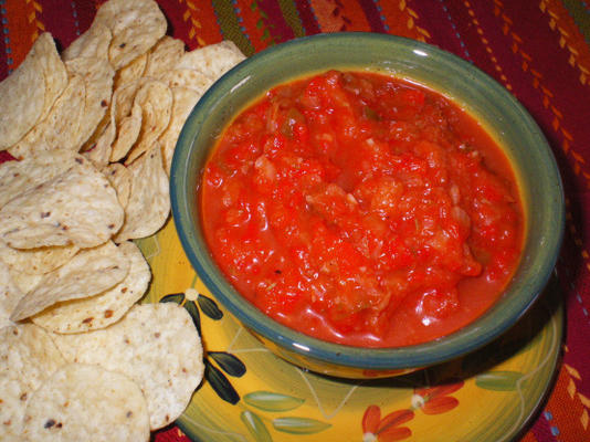 trempette au poivron rouge avec des chips à tacos