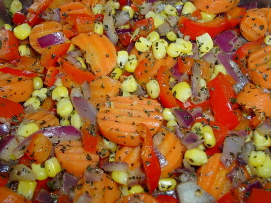 maïs sauté, carottes, oignons et poivrons rouges