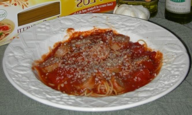 saucisse italienne sucrée avec sauce rouge et pâtes