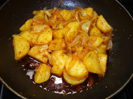 sri lankan ala badun (pommes de terre et oignons)