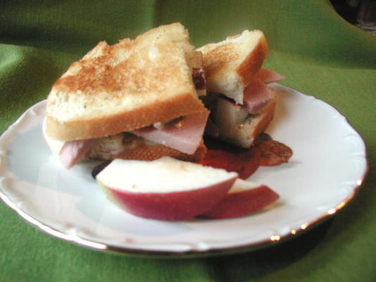 sandwichs au fromage grillés aux pommes et au jambon