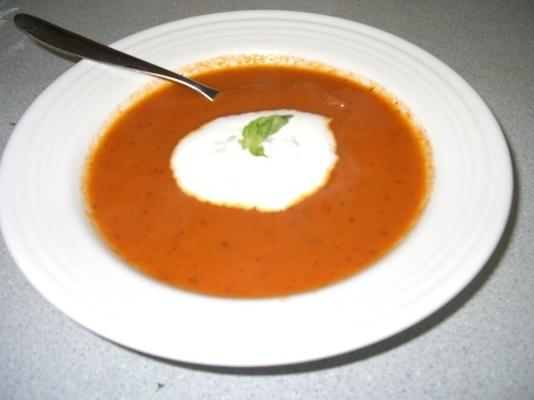 soupe à l'oignon doux et aux tomates avec crème de basilic frais