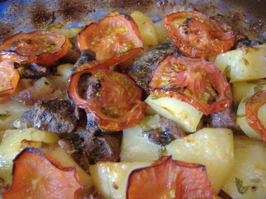 tave (agneau et pommes de terre au cypriote avec cumin et tomates)