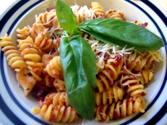 penne au pesto aux tomates séchées et au poulet