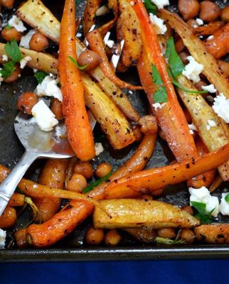 carottes, panais et pois chiches rôtis sucrés et épicés