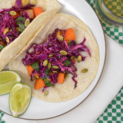 tacos aux légumes d'hiver rôtis et salade de chou rouge