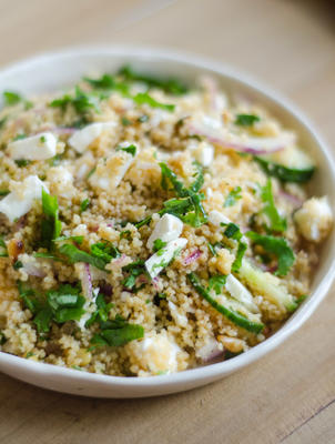 recette de déjeuner: salade de couscous au concombre, oignon rouge et herbes