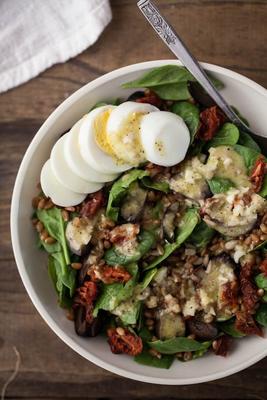 salade aux œufs, aux épinards et à l'épeautre avec vinaigrette à l'ail vert