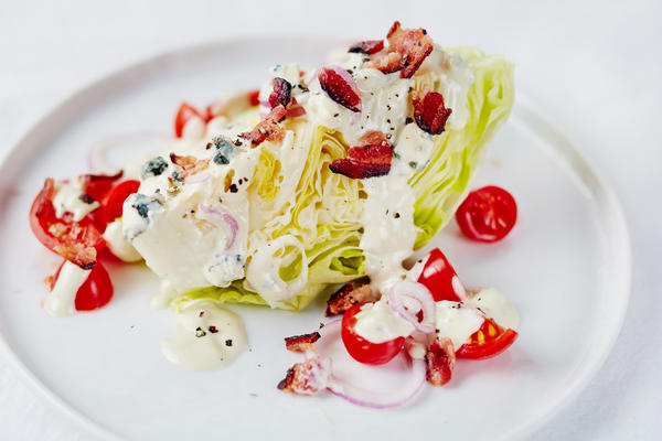 salade iceberg avec vinaigrette au fromage bleu maison