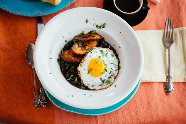 bol de petit déjeuner haricots noirs et plantains