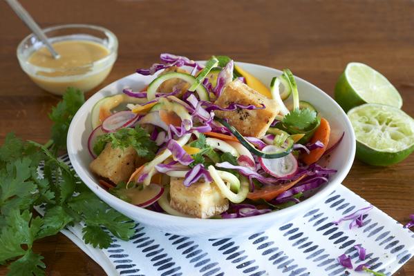 Salade de nouilles aux courgettes au gingembre avec tofu croustillant au poivre noir