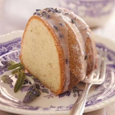 Gateau Bundt A La Lavande Et Aux Amandes Avec Un Filet De Lavande Douce Guide Recettes