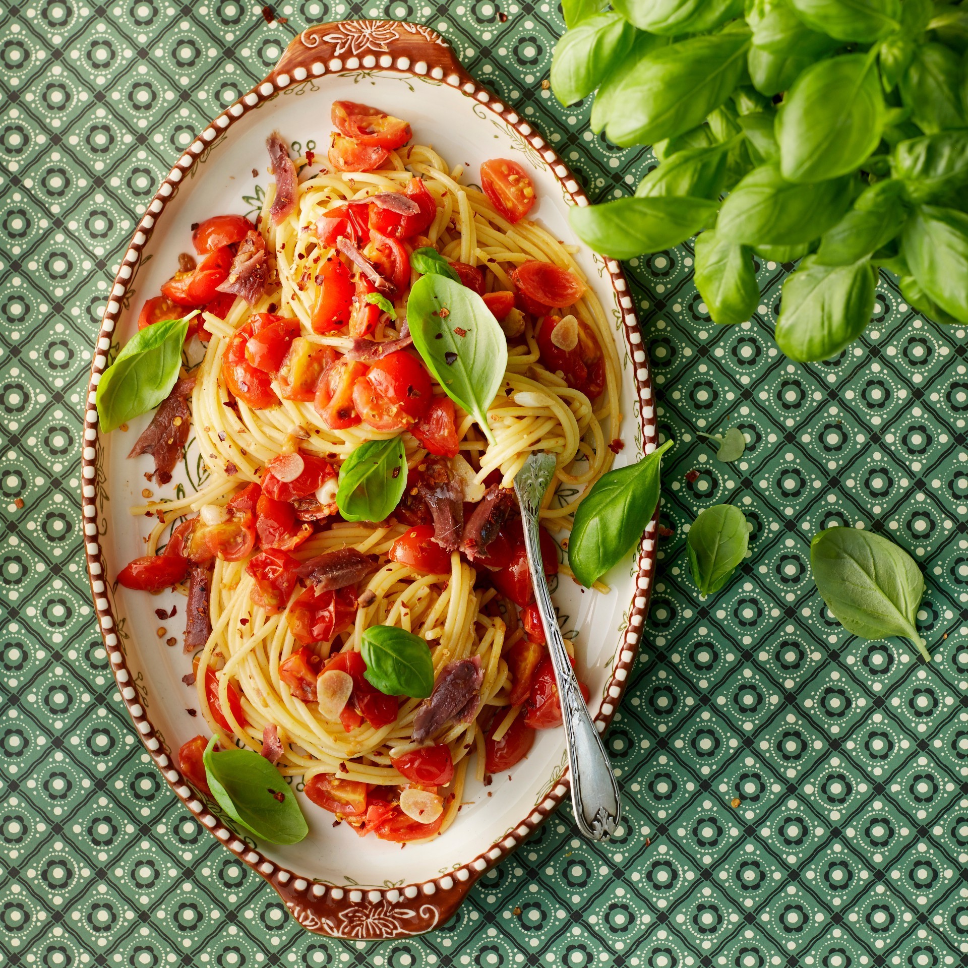 Spaghettis aux anchois et tomates - Guide Recettes