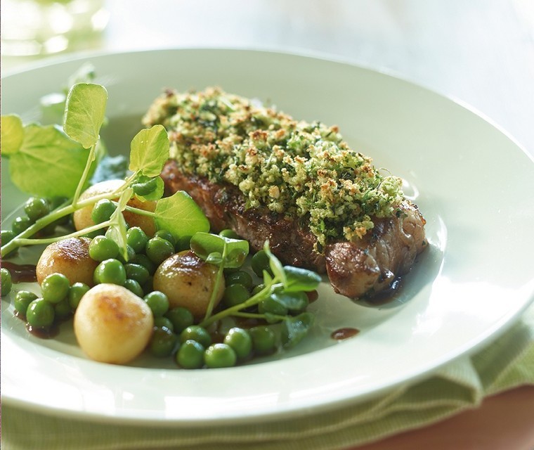 Entrecôte de veau avec croûte d'herbes, cresson et petits pois Guide Recettes